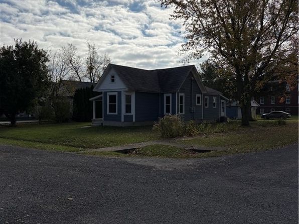 212 W Wabash Ave, Stonington, IL 62567