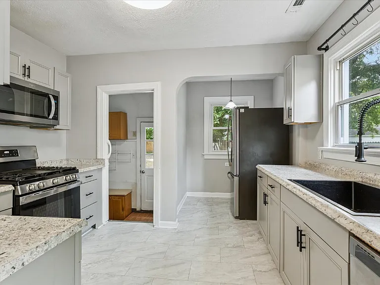 2913 Sir Walter Ln — Photo 7