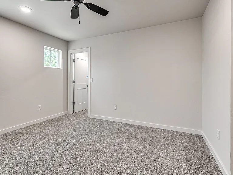 608 W 2nd St #110 — Photo 32