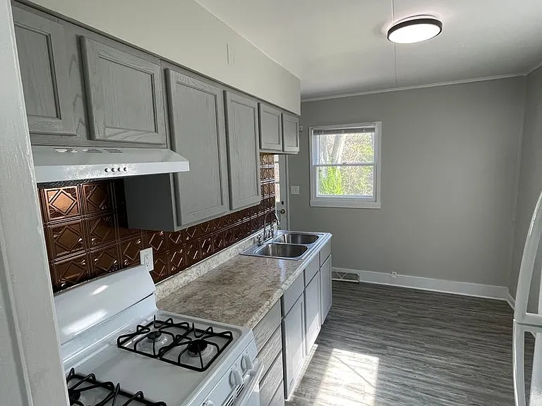 2160 Ulen Ln — Photo 2