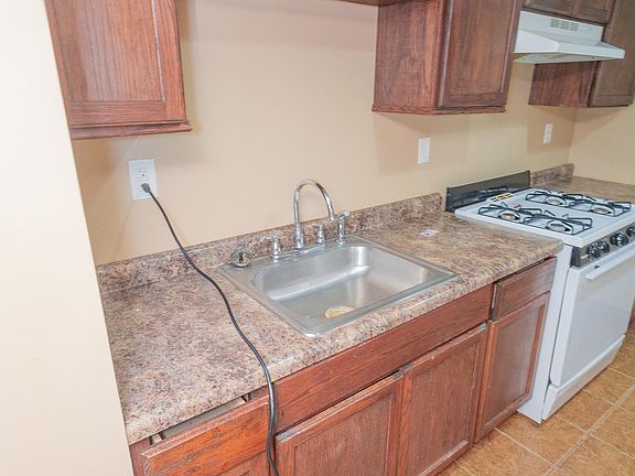 4th image of 815 Plum St #1
