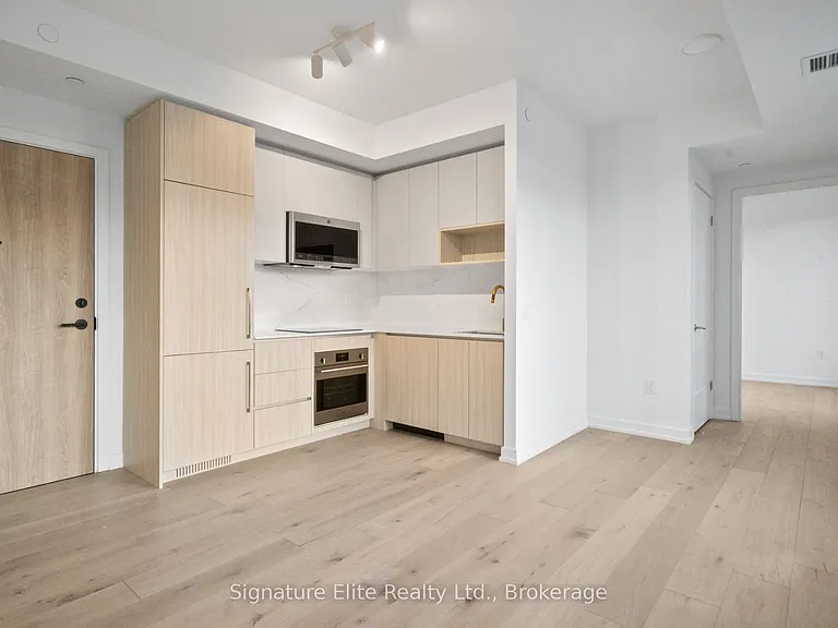 801 The Queensway #1014 — Photo 8