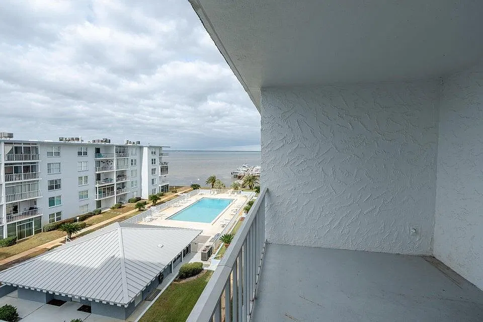 2 bed, 989 sqft, $1,950 — Photo 1