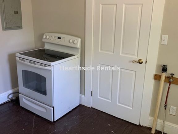 3rd image of 410B Davis St