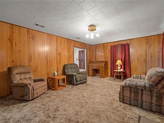 4th image of 207 W Farish Ave