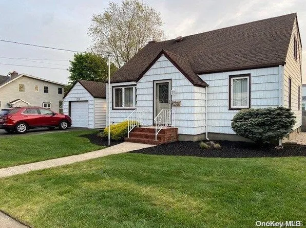 447 N Wellwood Avenue, Lindenhurst, NY 11757