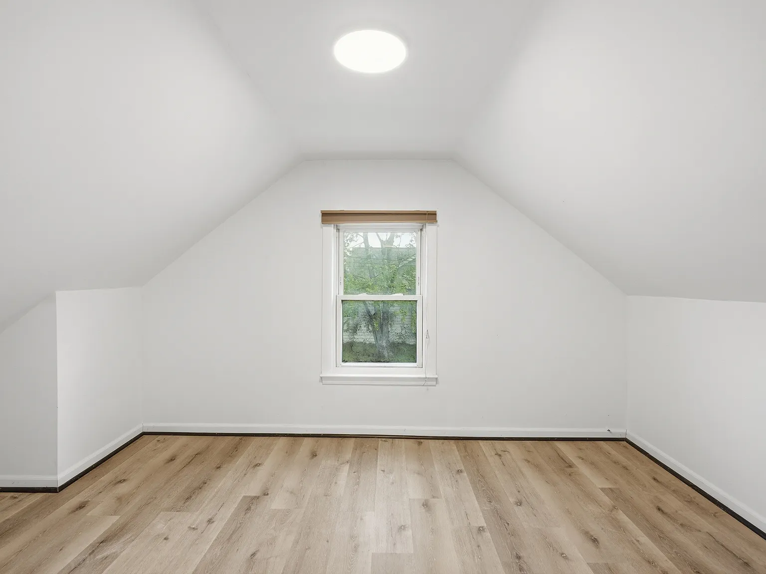 3 bed, 756 sqft, $1,800 — Photo 2