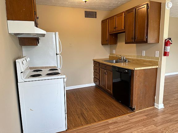 4th image of 3717 Camelot Dr