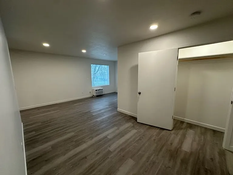 498 E Fort Union Blvd — Photo 11