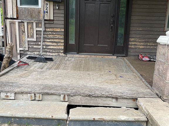 3rd image of 924 W 1st St