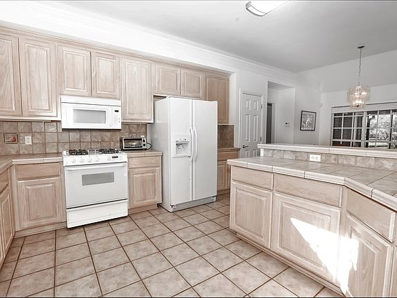 5th image of 401 Augusta Dr