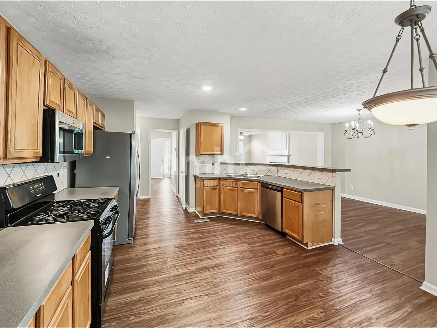 4 bed, 2.5 bath, 1911 sqft, $2,515 — Photo 3