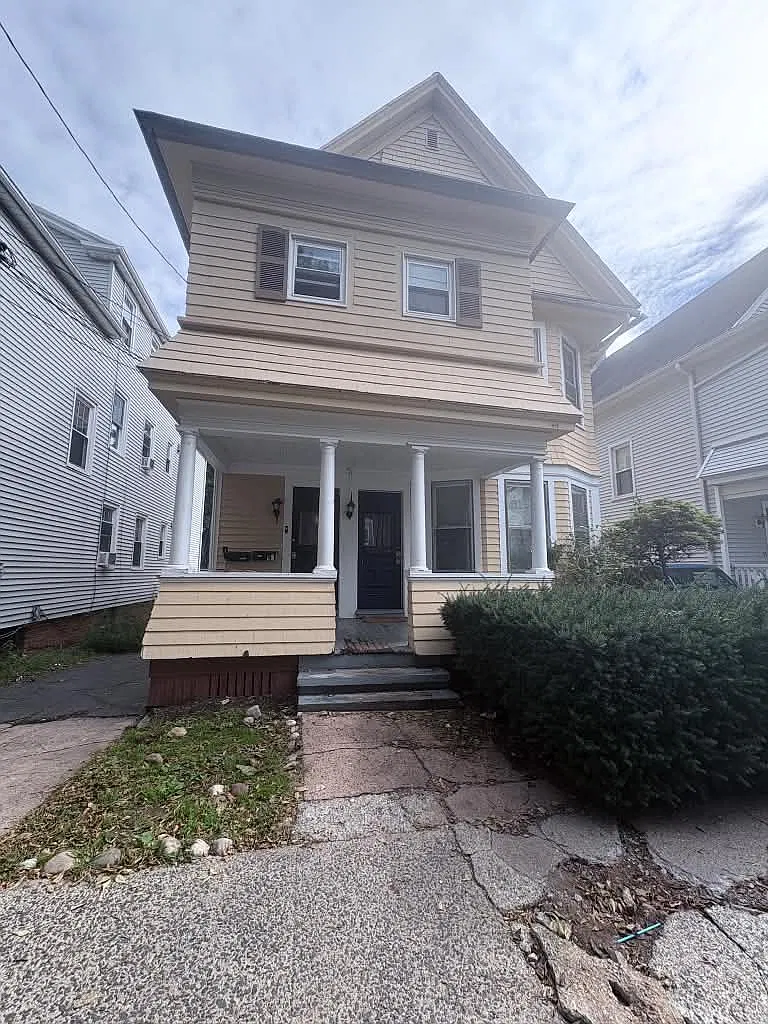 4 bed, $2,400 — Photo 2