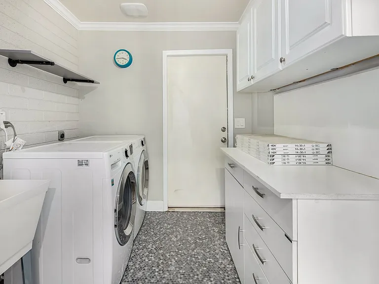 429 W Flower St — Photo 23