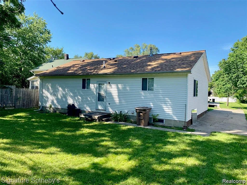 3 bed, 1.0 bath, 1197 sqft, $1,350 — Photo 2