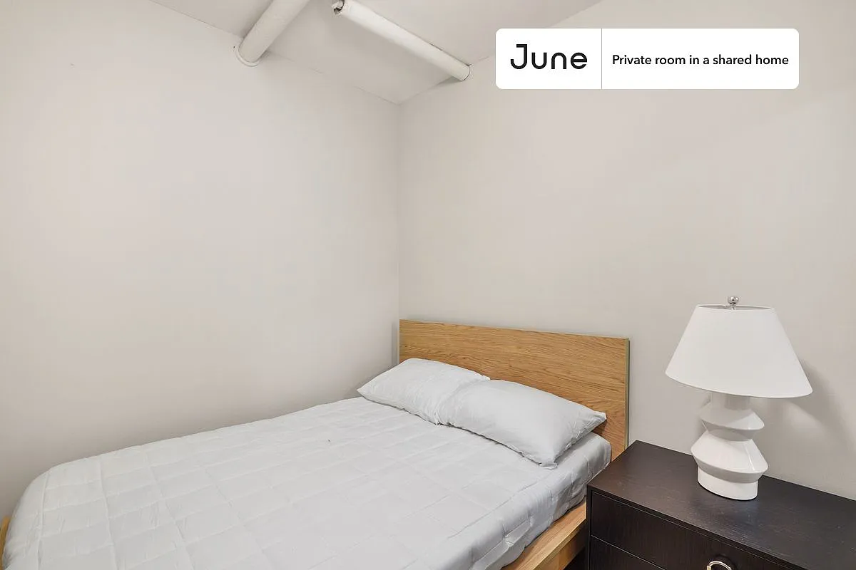 Queen bedroom in 3 bed/2 bath home in Morningside Heights #891 B — Photo 2