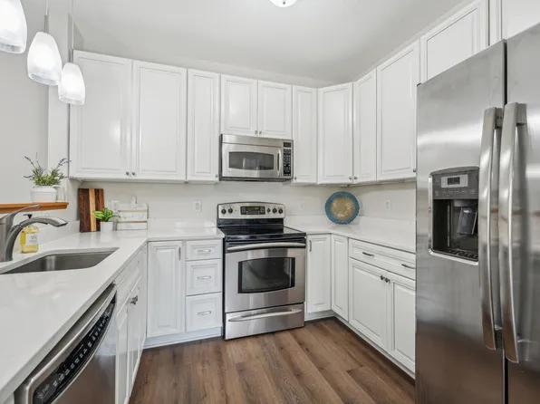 12761 Collegeview Dr APT 201, Eden Prairie, MN 55347