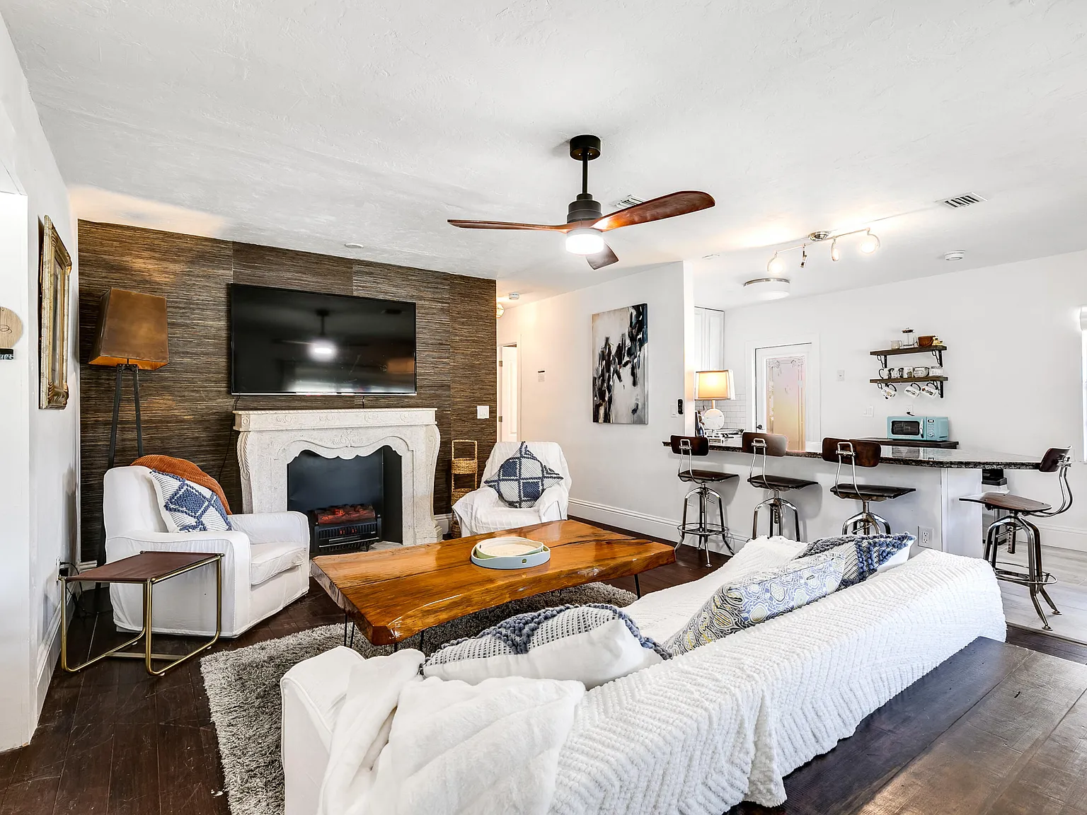 2 bed, 2.0 bath, 1076 sqft, $3,600 — Photo 1