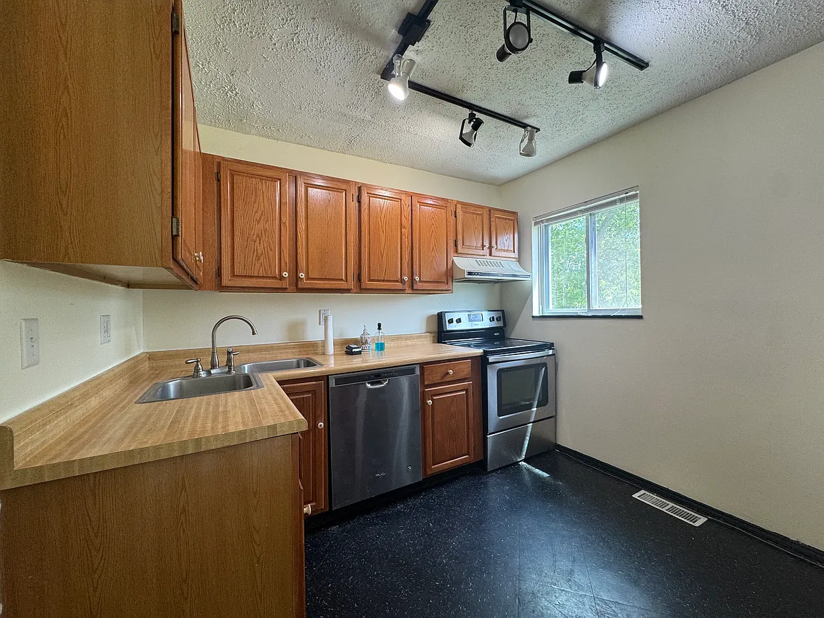 Building Photo - 181 Carmel Woods Dr
