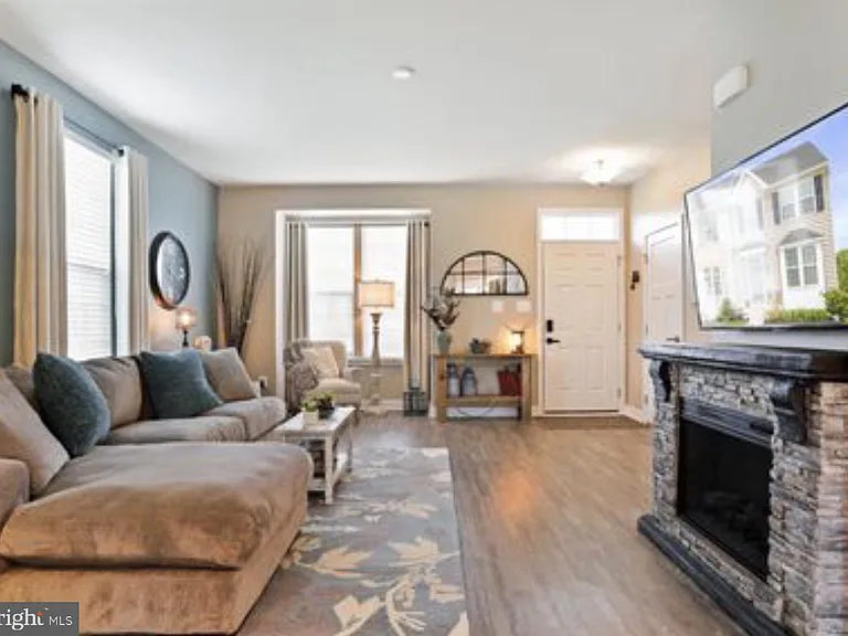 211 Ontario Dr — Photo 5