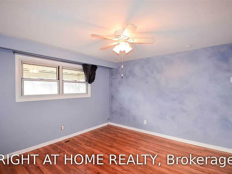 915 Athol St — Photo 4
