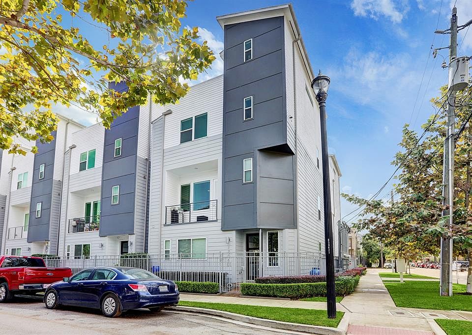 Welcome to McIlhenny St Landing, a gated enclave located in the Heart of MidTown. These standalone homes feature rooftop terraces with direct views of downtown!