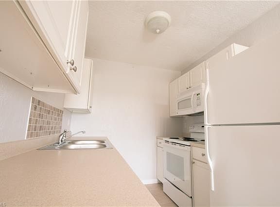 5th image of 4625 Bayshore Dr APT D13