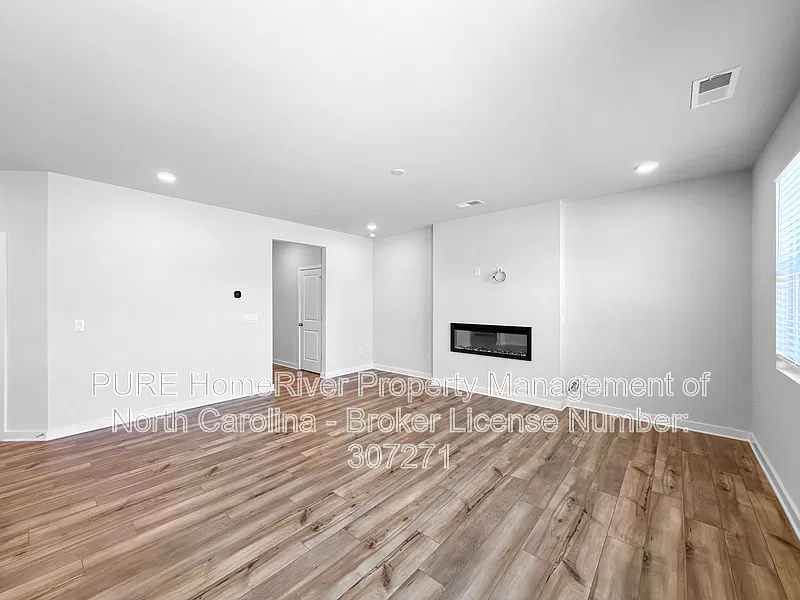 4 bed, 2.5 bath, 2097 sqft, $2,295 — Photo 3