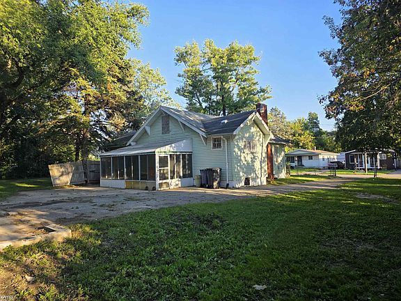 3rd image of 209 E York Ave