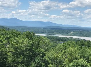 13 Academy Hl, Hudson, NY 12534