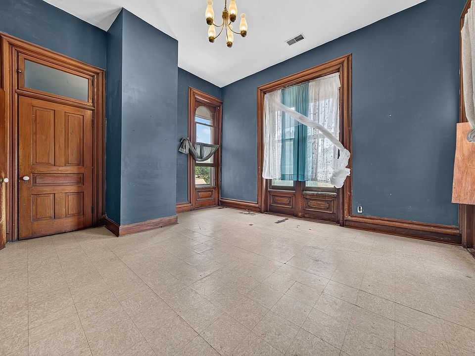 13th image of 1012 E Broadway St