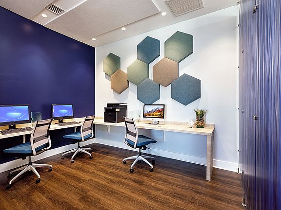 Business Center with PCs and Mac with Wireless Printing