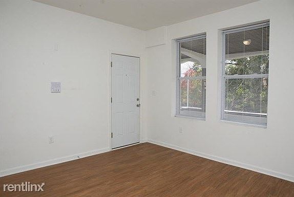 3302 Clifton Ave Apartments Baltimore Living Room