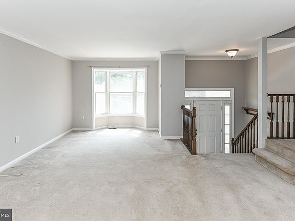 3rd image of 32 Carriage House Cres