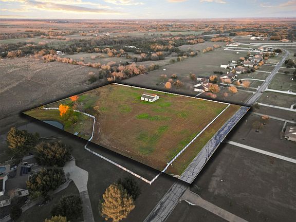 5th image of 233 Courtnees Way