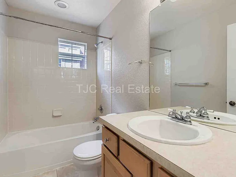 8210 E 29th Ave — Photo 11