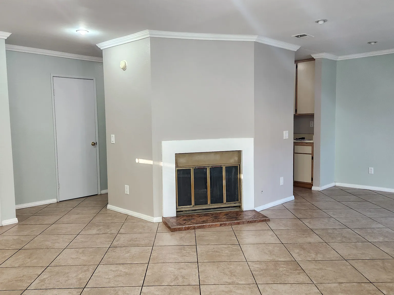 3 bed, 2.5 bath, 1438 sqft, $3,150 — Photo 3
