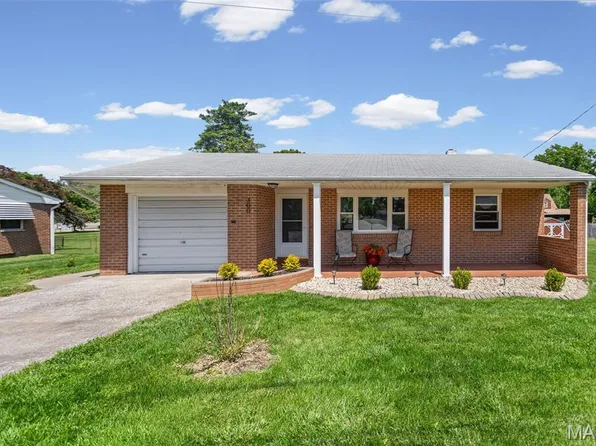 300 Nelder Dr, Godfrey, IL 62035