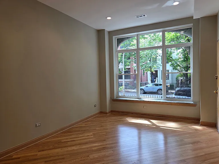 1909 N Sheffield Ave #1 — Photo 1