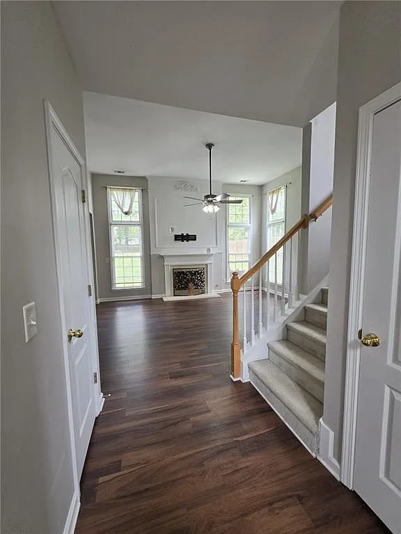 4 bed, 2.5 bath, 2517 sqft, $2,450 — Photo 2