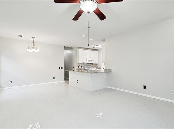 3rd image of 212 Fountains Park Blvd