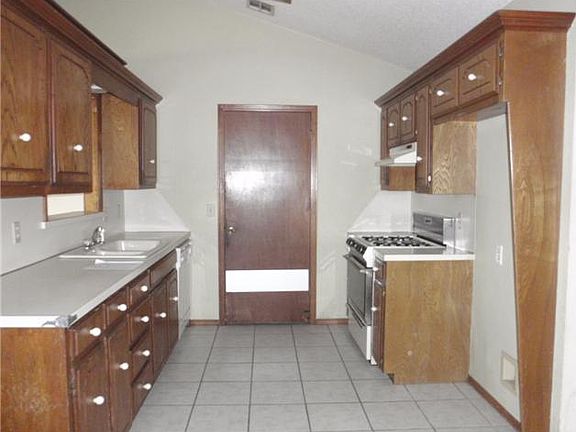 3rd image of 716 Tower Park Dr