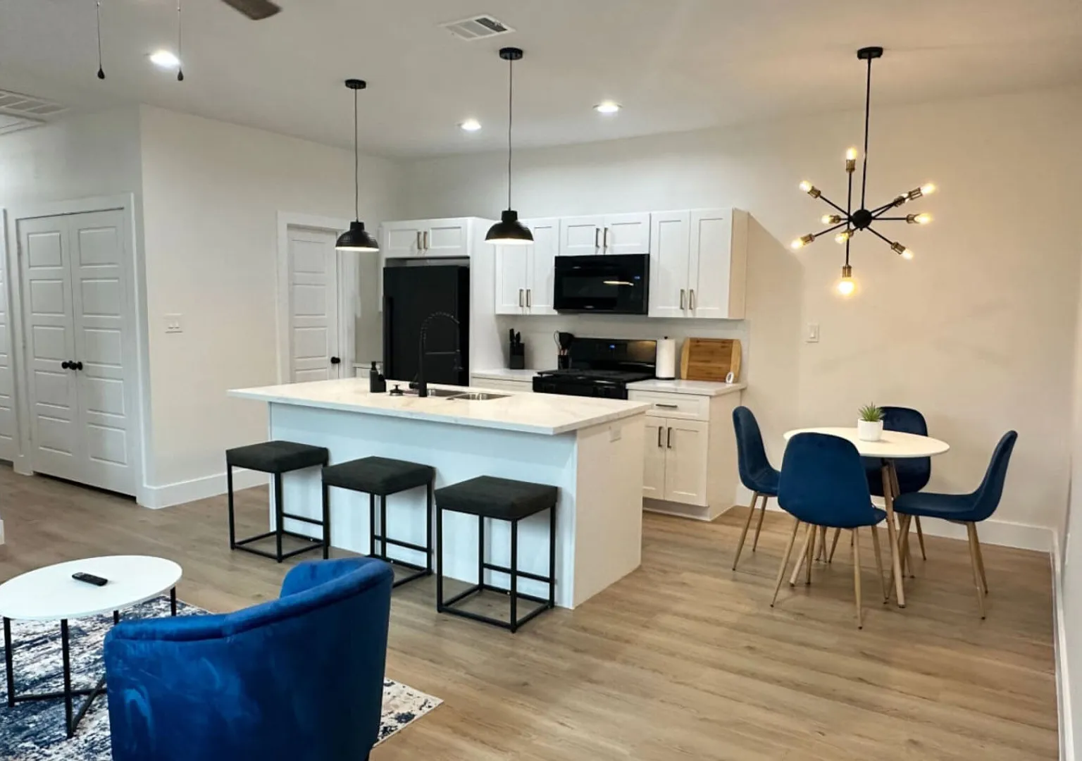 Quiet 3BR Home Fast Access to IAH & Downtown — Photo 4