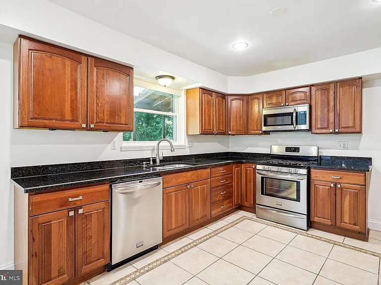 7001 Longwood Dr — Photo 6