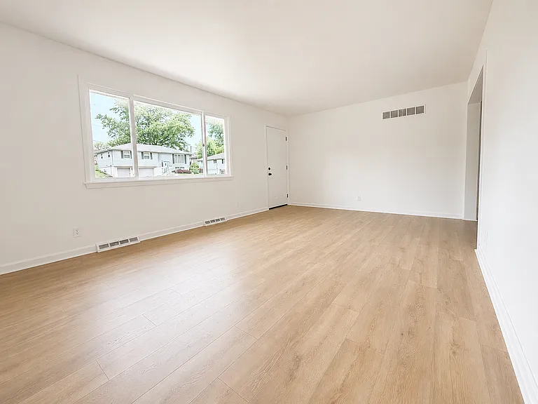 3202 W Birkshire Dr — Photo 8