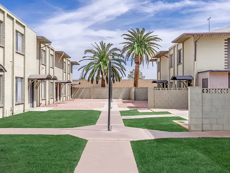 5726 N Black Canyon Hwy — Photo 1
