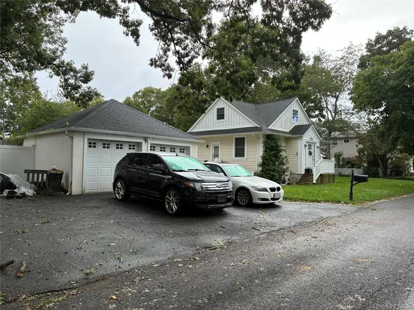 124 Bradford Avenue, Holbrook, NY 11741
