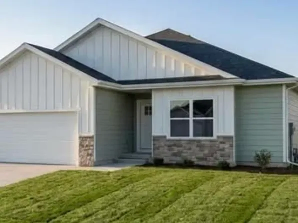 4007 Wild Horse Dr, Cedar Falls, IA 50613