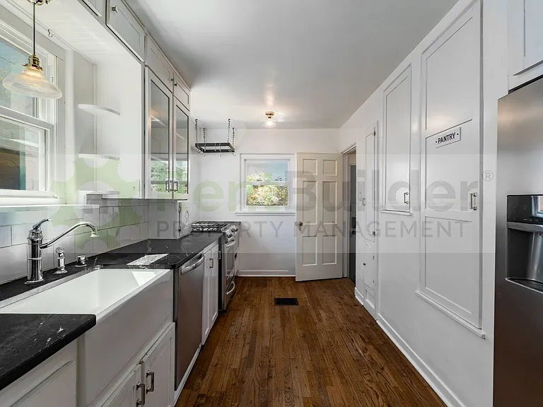411 Wellesley Dr SE #A — Photo 6