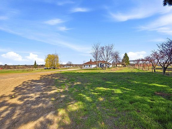 4th image of 3988 E Euclid Rd